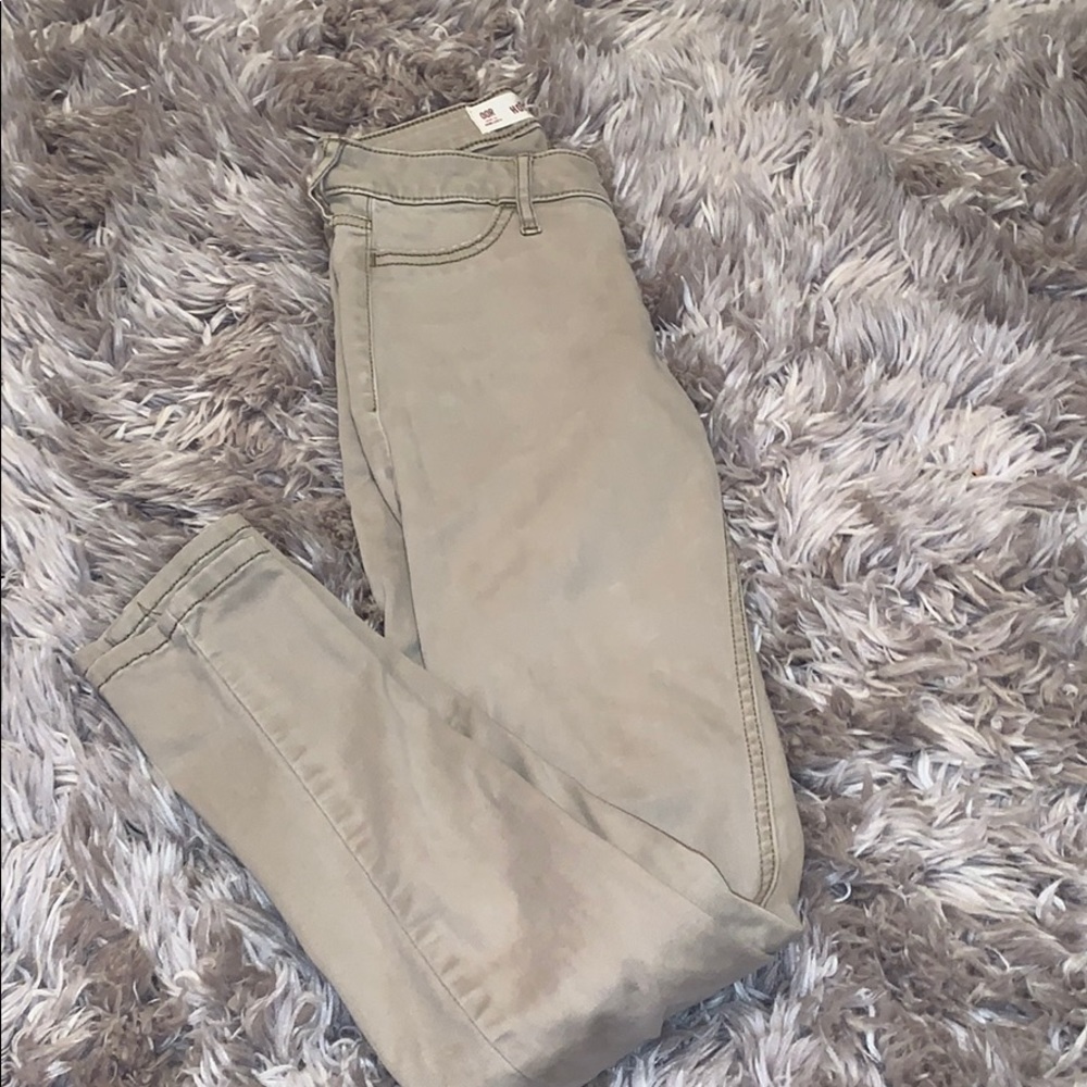 Hollister Low Rise Super Skinny Kahki Pant.